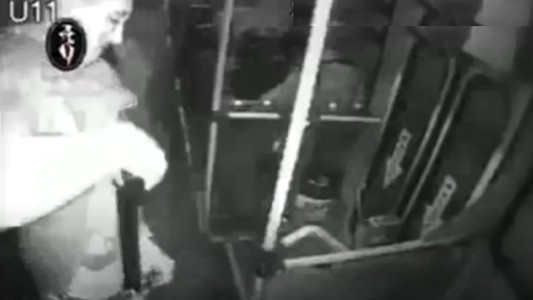 VIDEO: subió a robar a un colectivo, se disparó a sí mismo y huyó