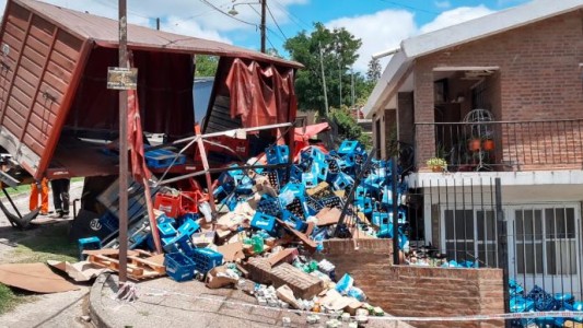 VIDEO: espectacular vuelco de un camión sobre una casa de Salsipuedes