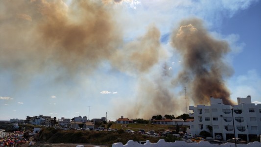 Incendio forestal en Las Grutas: evacuaron barrios por el humo intenso