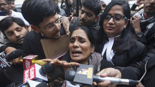 Los cuatro condenados por violar en manada y matar a una joven en la India serán ahorcados