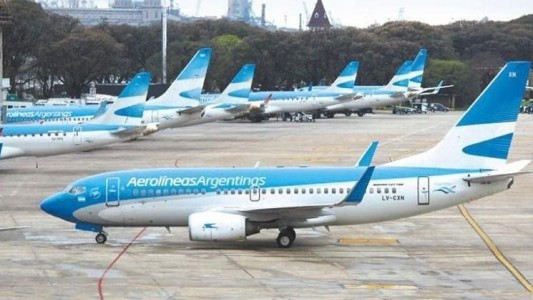 Impuesto país: aplica a todas las aerolíneas pero no a los colectivos de larga distancia