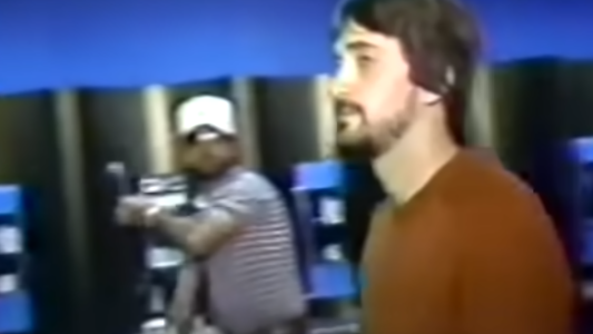 VIDEO: el momento en que un hombre mata al violador de su hijo frente a las cámaras de TV