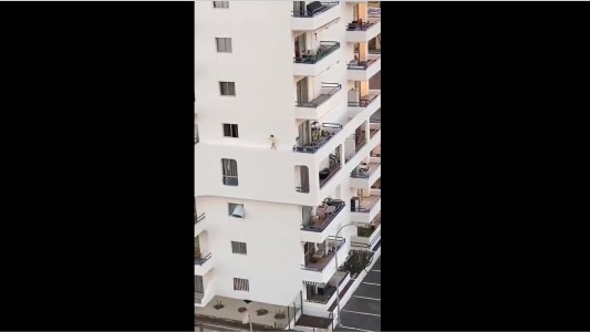 VIDEO: una nena corre por la cornisa de un alto edificio en España