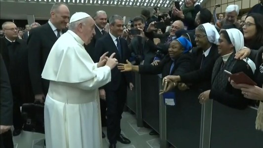 La broma del Papa a una monja: "Te doy un beso, pero no me muerdas"