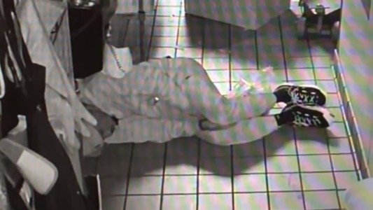 Entró a robar a un restaurante, pero se preparó una comida y se echó una siesta