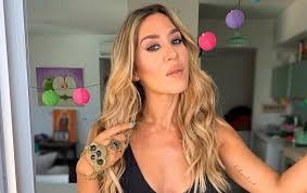 El improvisado perreo de Jimena Barón en una estación de servicio