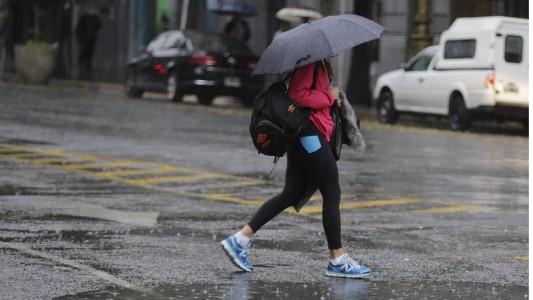 Martes caluroso y con alerta por tormentas fuertes