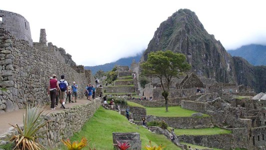 Detienen en Perú a turistas argentinos acusados de defecar y dañar Machu Picchu