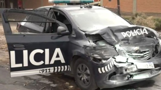 Un nene de 10 años robó una camioneta, chocó un móvil y atropelló a dos policías en moto