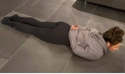 El desafío viral de levantarse del suelo sin usar los brazos