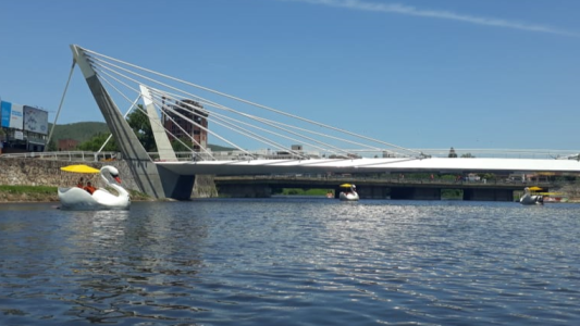 ¿Qué hacer en Carlos Paz? Un paseo en hidropedal es una opción al aire libre y para toda la familia