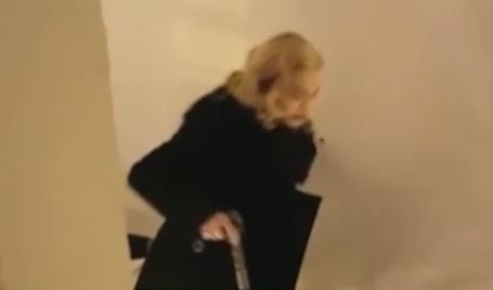 Madonna reapareció caminando con la ayuda de un bastón