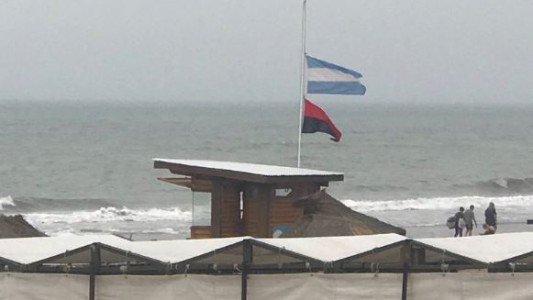 Banderas a media asta en las playas de Villa Gesell por el crimen de Fernando Báez Sosa