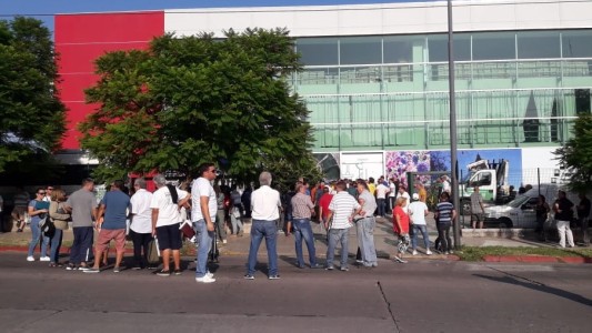 Taxistas reclaman por demoras para gestionar el Posnet