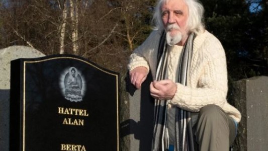 Un hombre encontró su tumba en un cementerio y acusó a su ex esposa como la responsable