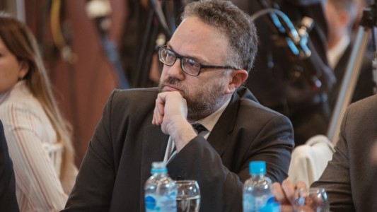 Encontraron un sobre con 10 mil dólares escondido en el ministerio de Producción