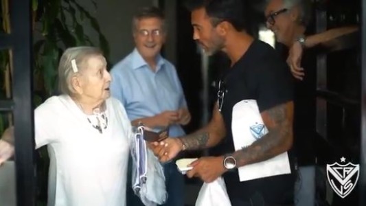 Video: La socia número 5 de Vélez cumplió 100 años y recibió una sorpresa de Cubero