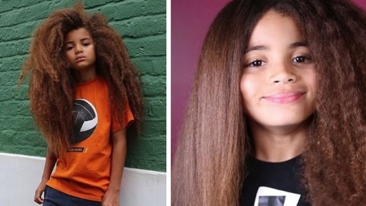 El nene que no lo dejan entrar al colegio por su larga cabellera