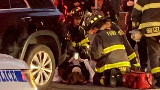FOTO VIRAL: la atropellaron, una multitud la salvó y se puso a usar el celular