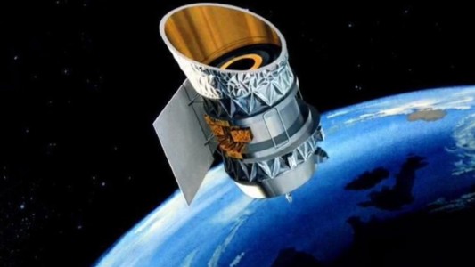 Dos satélites están a punto de chocar a toda velocidad sobre la Tierra