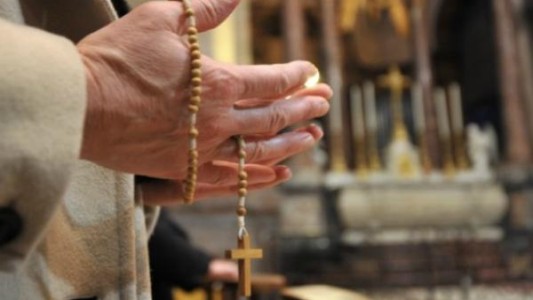 Un joven citó al cura que lo había abusado durante tres años y lo mató