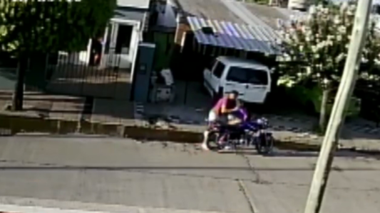 VIDEO: motochorro asaltó una peluquería con una escopeta y junto a su hijo de tres años