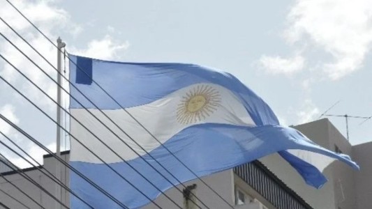 Repudio en las redes por una bandera argentina emparchada