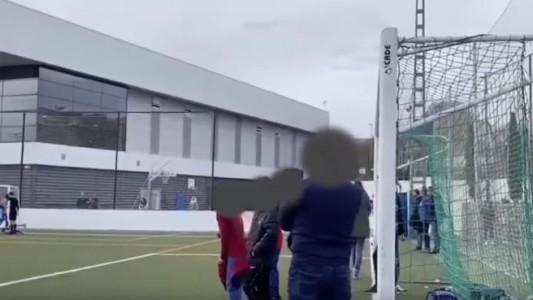 El despreciable consejo de un padre a su hijo en medio de un partido: "La próxima le das para que se queje"