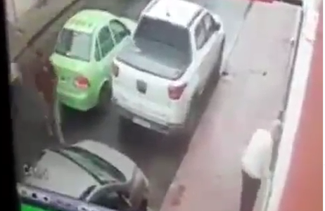 INDIGNANTE VIDEO: así le roba un remisero al jubilado cordobés