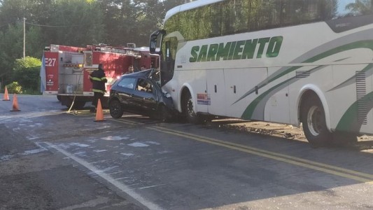 Rutas trágicas: un muerto tras choque frontal entre un auto y un colectivo