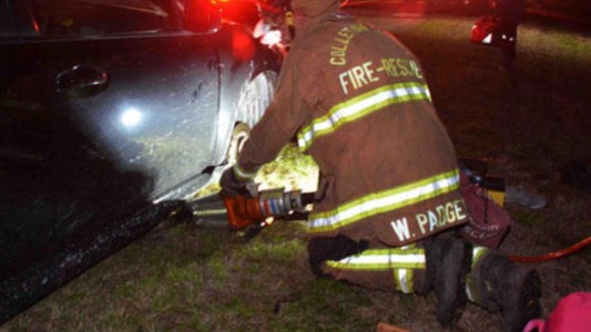 Quiso cambiar la goma, le quedaron las manos atrapadas y llamó al 911 con los pies