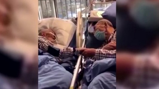 El conmovedor video de dos ancianos con coronavirus que se despiden dándose la mano