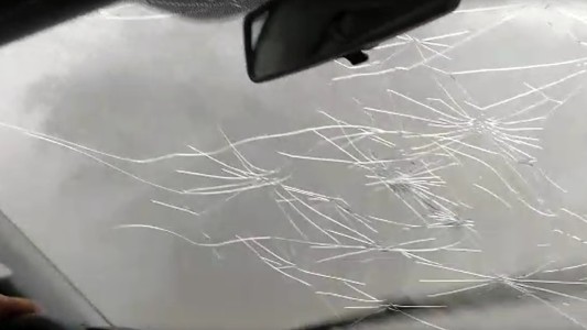 VIDEO: manejaron bajo una tormenta de granizo y les destrozó el parabrisas