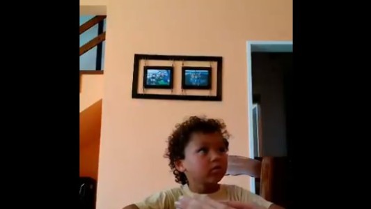 El tierno video viral de un nene de 3 años que pone a prueba su autocontrol con los dulces