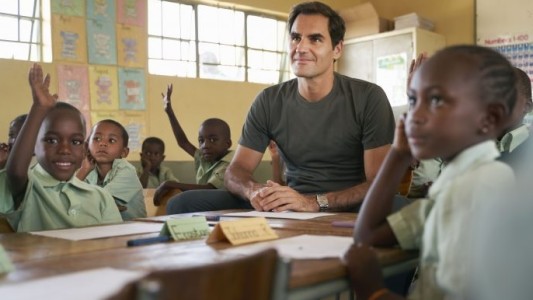 La visita de Roger Federer a los niños de Namibia que ayuda con su fundación