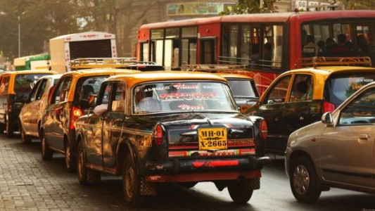 "Si tocás la bocina, semáforo en rojo": el curioso método en la India para penalizar a los conductores impacientes