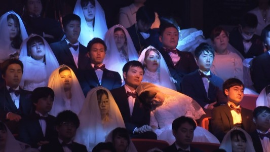 VIDEO: una boda de 6.000 parejas sin miedo al coronavirus