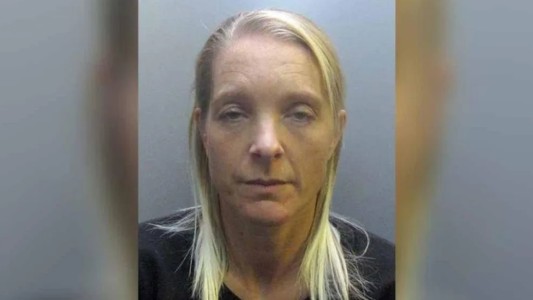 Una oficial se hizo un tajo en el pantalón para tener sexo con un preso, la condenaron