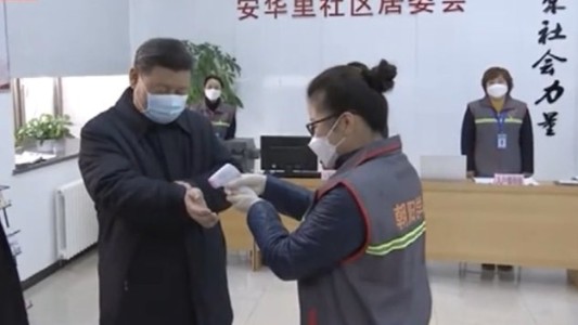 Coronavirus deja 900 muertos en China: el presidente aparece con máscara por primera vez