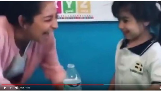 Video: echaron a una maestra que le hizo una broma pesada a una de sus alumnas
