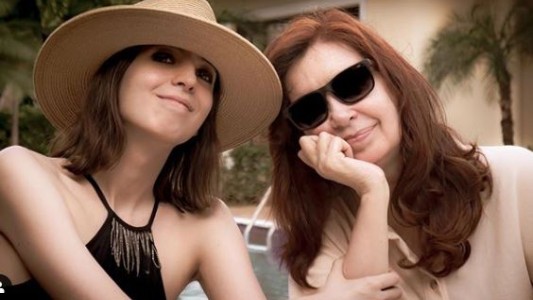 La primera foto de Cristina junto a Florencia desde el tratamiento médico en Cuba