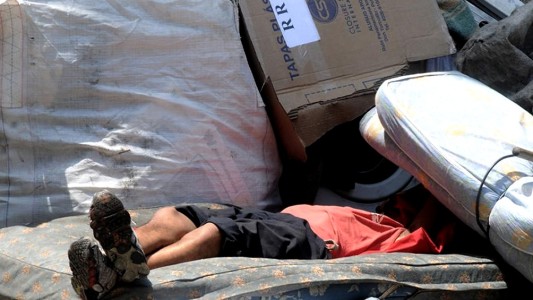 Juez rechazó el reclamo de vivienda de un hombre en situación de calle pero ordenó su capacitación