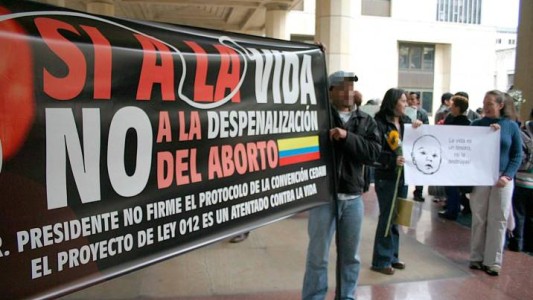 Una mujer abortó en el séptimo mes de gestación en Colombia: su pareja intentó evitarlo con una presentación judicial