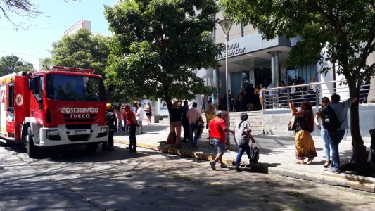 FOTOS: Un centenar de evacuados por un incendio en la Clínica del Salvador