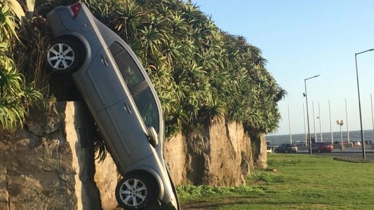 Impactante choque en Mar del Plata: un auto cayó por el paredón de la costa