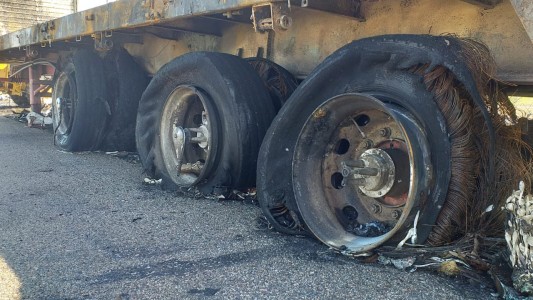 FOTOS: se incendió un camión  en la autopista Córdoba-Rosario, perdidas totales