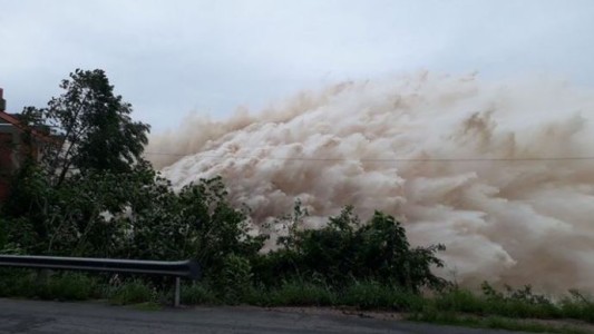 Show de agua en Tucumán: abrieron las válvulas de un dique