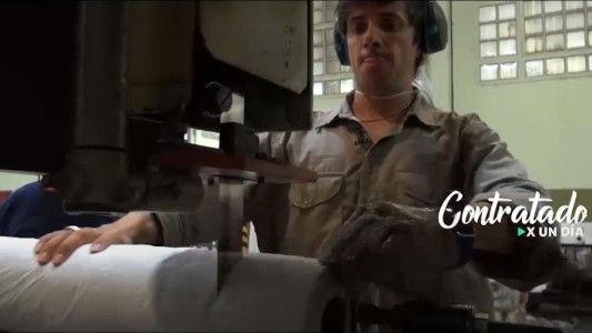 Contratado por un día: Roberto Funes Ugarte fabrica papel higiénico