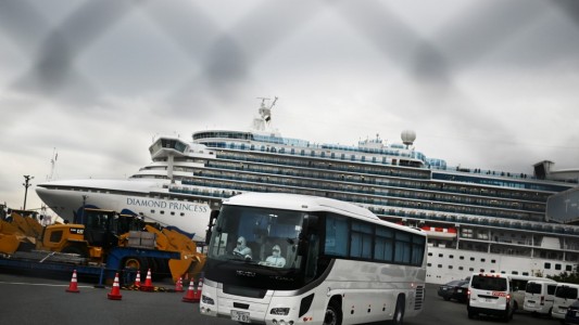 Coronavirus: trasladan a tierra a los primeros pasajeros no infectados del crucero en cuarentena