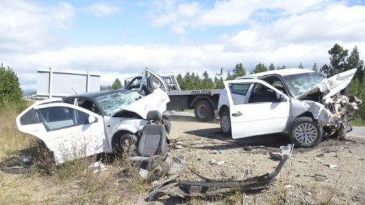 Un muerto y cuatro heridos en un violento choque frontal
